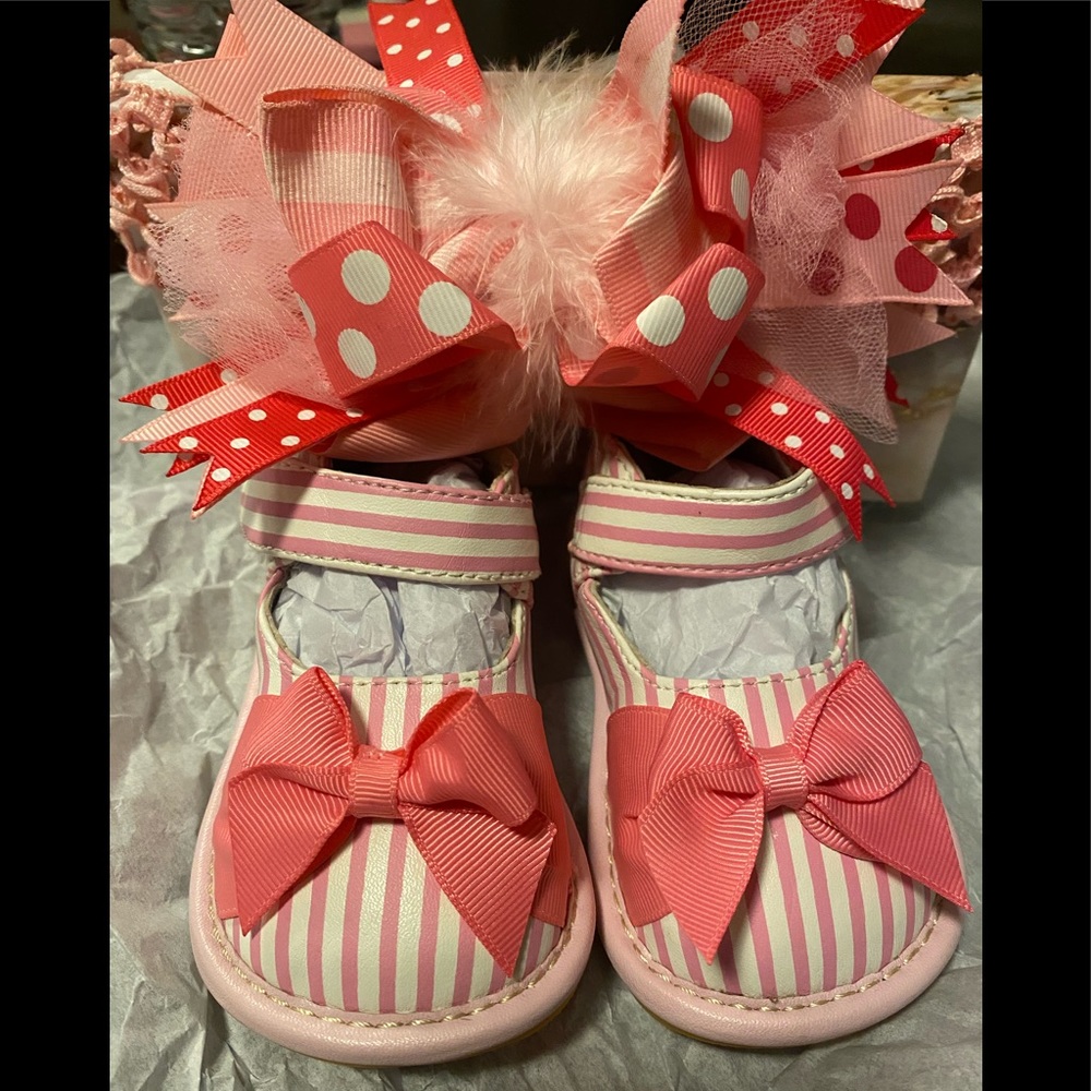 Cute squeaky toddler shoes size 4
